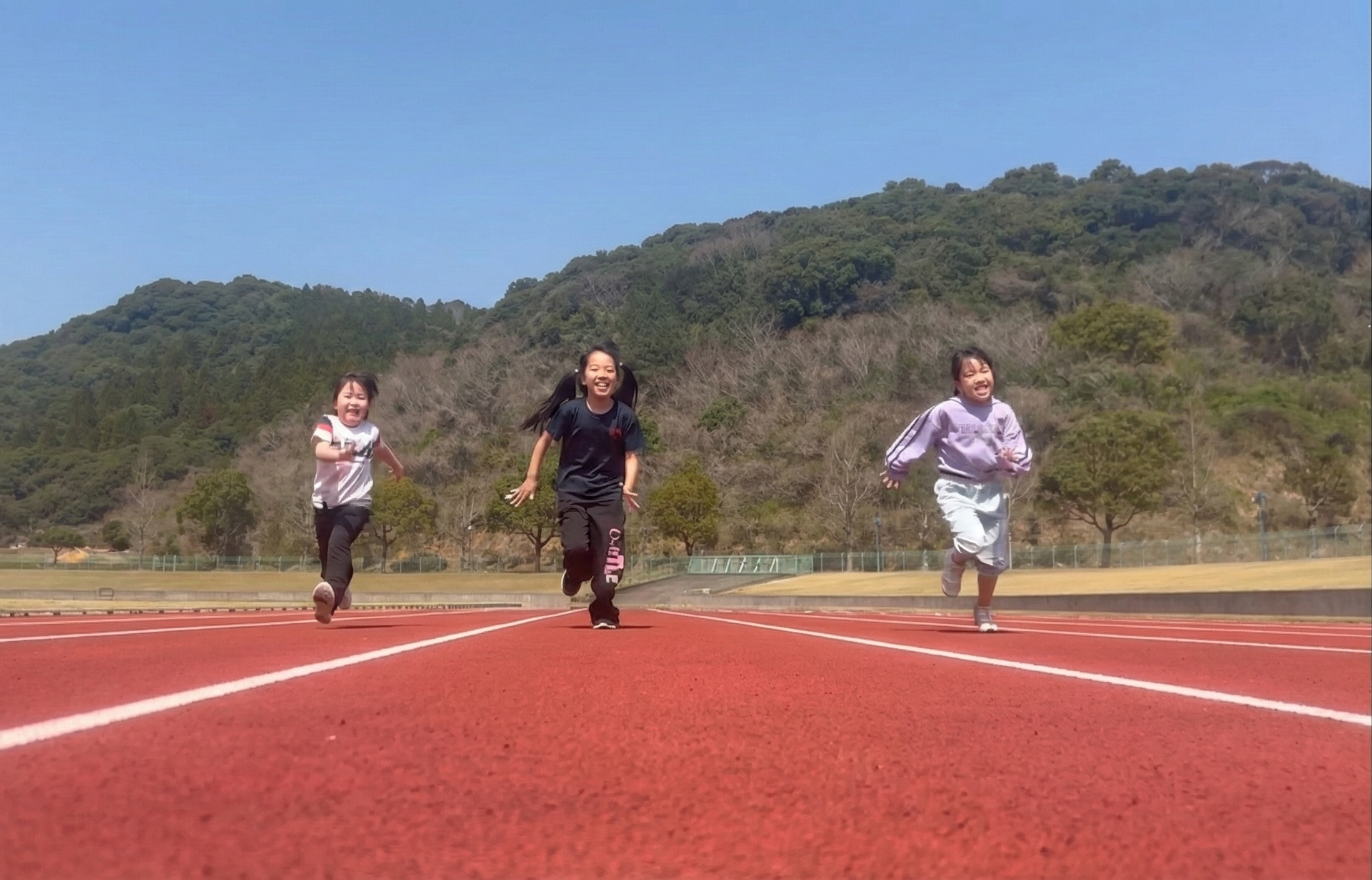 笑顔で走る子どもたち